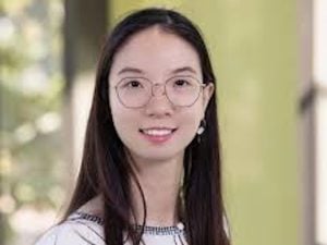  Laixi  Shi  headshot